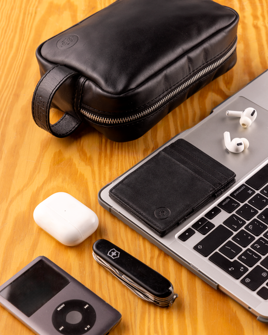 Adams Hand Bag in black